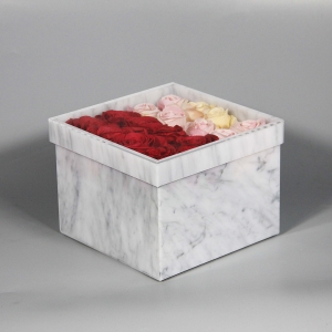 caixa de rosas acrílicas em mármore