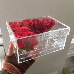 caixa de presente luxo 12 rosa com flor de acrílico transparente 