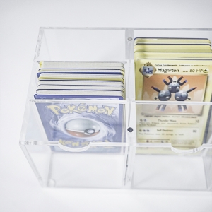 Novos estojos de jogos personalizados Pokémon Caixa de exibição de cartão acrílico TCG com base 