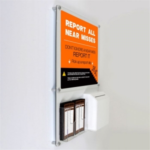 placa de exposição persex fixada na parede do escritório com caixa de sugestões 
