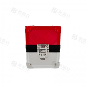 Caixa de metal vermelha e prateada com fecho de segurança. 