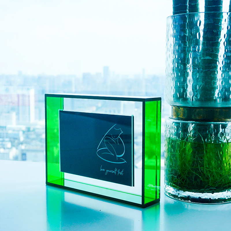 Insights do setor: A crescente demanda por molduras de acrílico em displays e decoração modernos